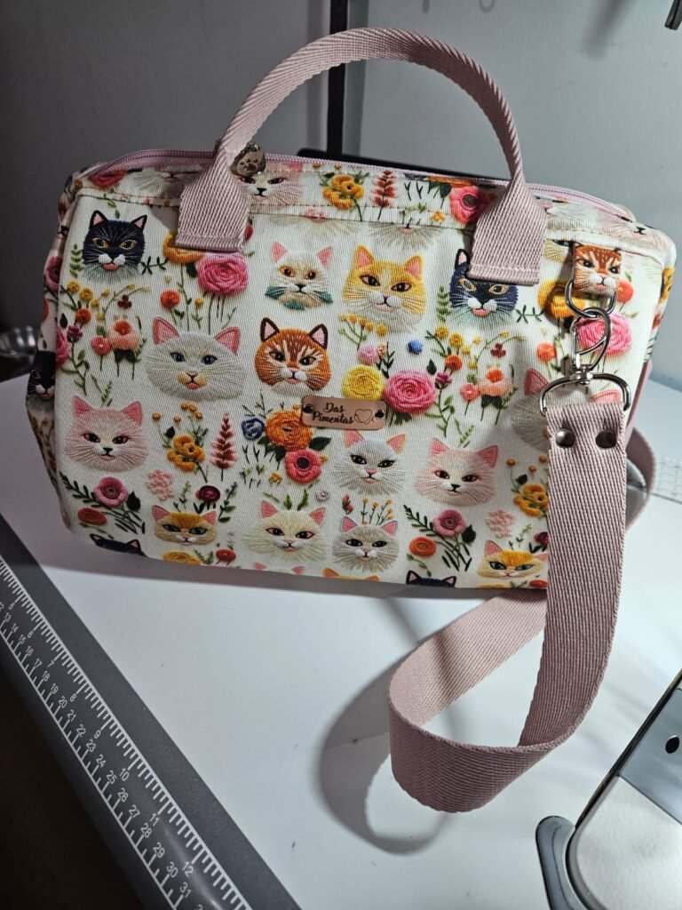 Bolsa de tecido colorida com estampa de gatinhos e flores. 